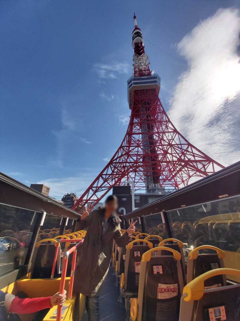 搭乘 skybus 抵東京鐵塔停車場，用手機廣角拍下「鐵塔與我」
