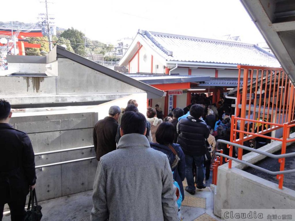 伏見稻荷大社 ：日本初詣，排隊等出車站