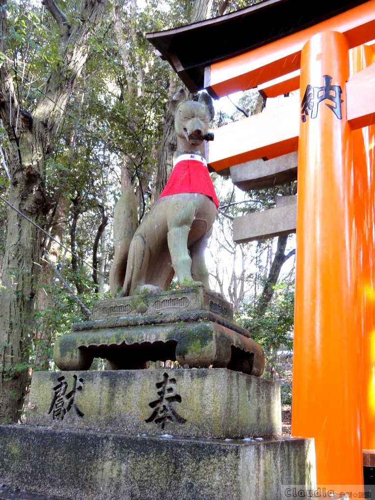 伏見稻荷大社 ：稻荷神使者「狐狸」石像