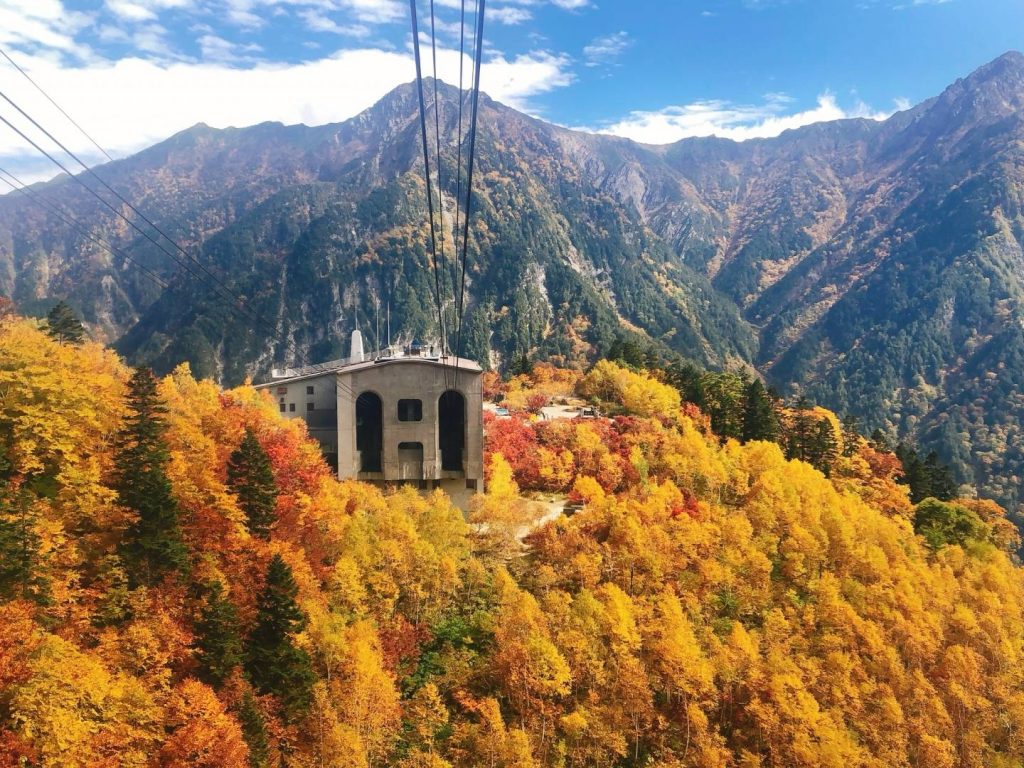 使用 JR PASS，立山黑部另一個絕美之景，就是9月中旬至11月上旬的賞紅葉，搭乘纜車360度美景近在眼前
