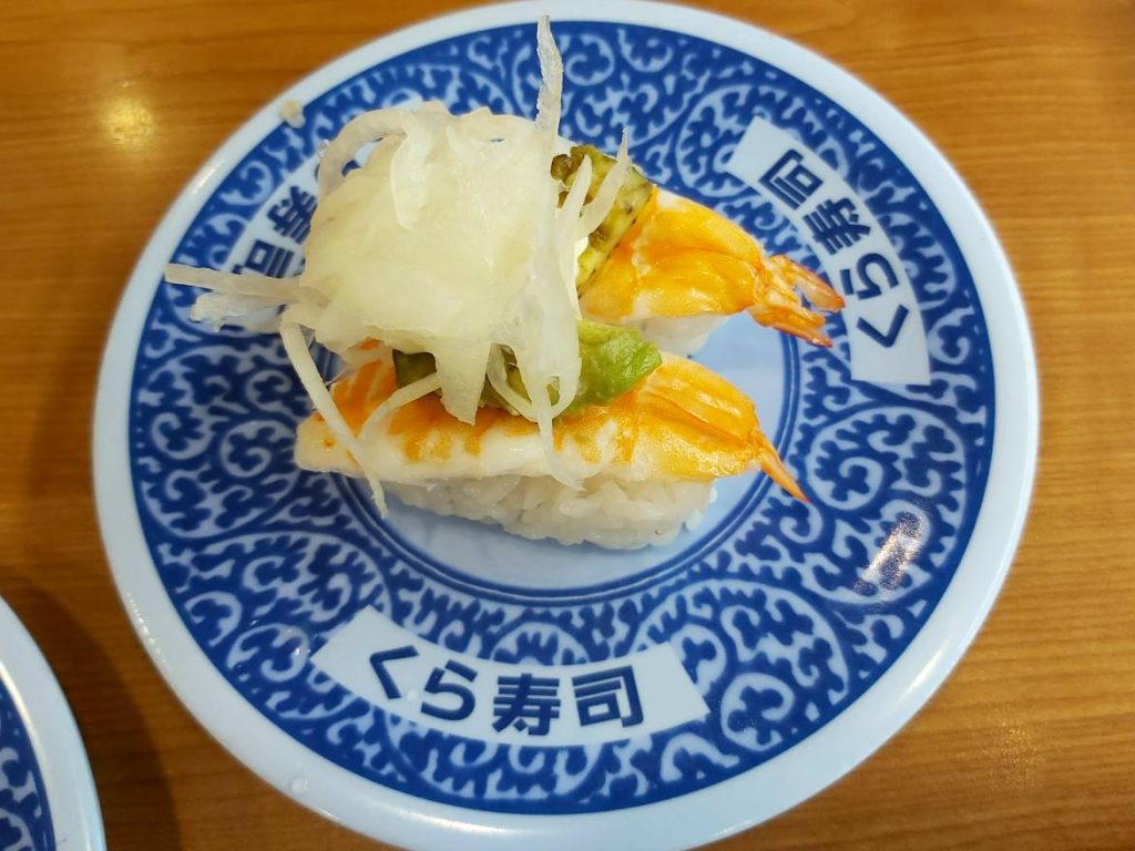 藏壽司： 酪梨鮮蝦是日本回轉壽司店才出現「酪梨+洋蔥」組合，搭配鮮蝦或鮭魚皆美味