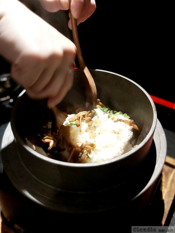 藝奇日本料理 ：食事「現炊蕈菇釜飯、和牛盛合釜飯」拌飯中