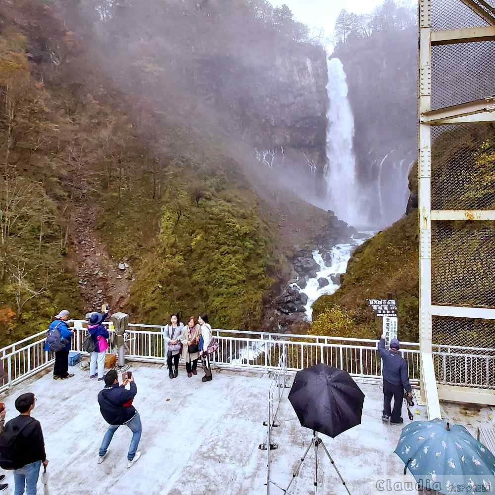 日光：日本三大名瀑「華嚴瀑布觀景台」，左邊是自行排隊留念拍照，排隊人潮多。右邊是自費專人拍照，各有所需啊！