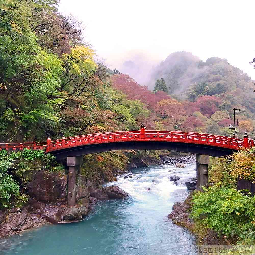 日光：日本三大奇橋「神橋」，夏天綠意盎然、秋天紅葉點綴、冬天白雪皚皚，四季分明皆有特色！過橋需要收費，所以遠遠拍照就好！