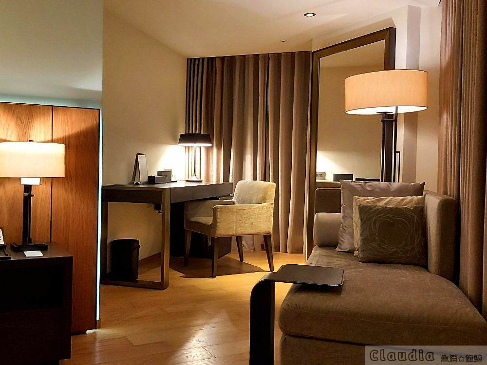 慕軒飯店：豪華客房中的書桌、檯燈、沙發