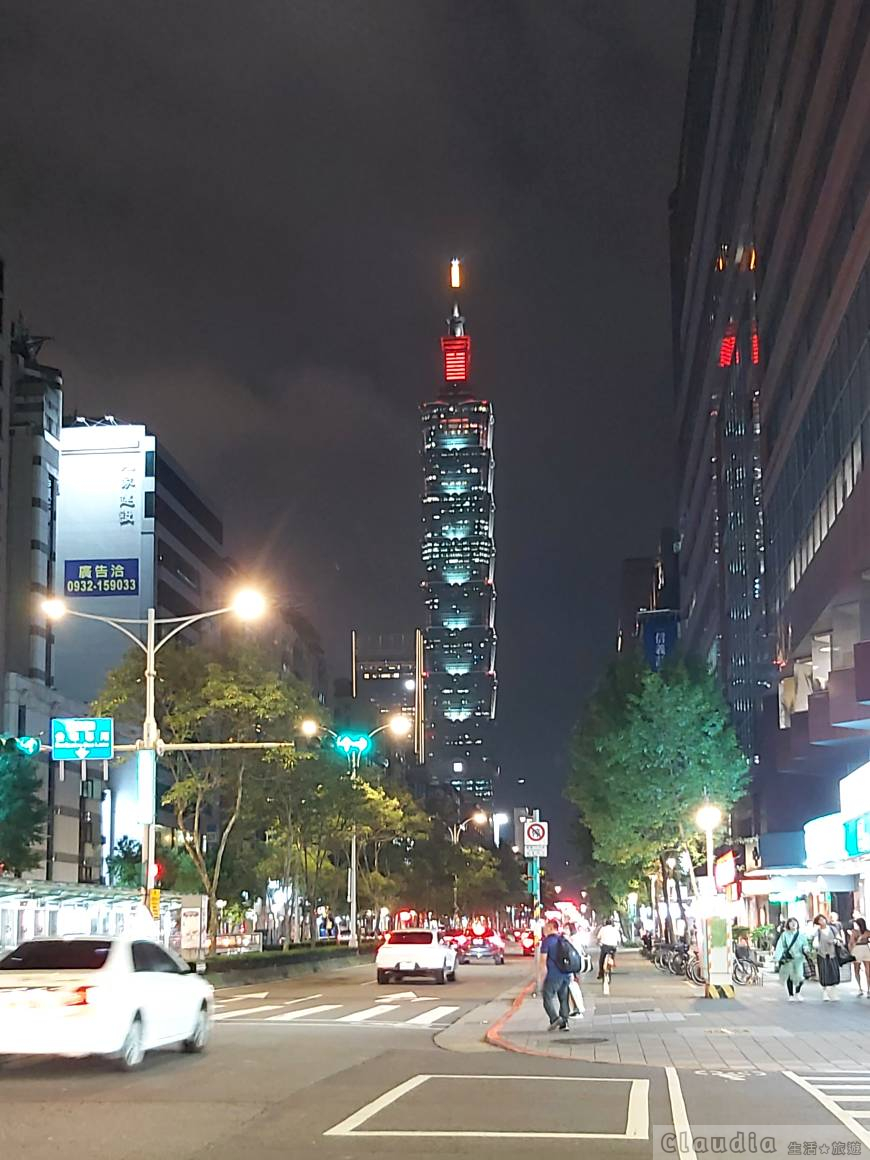 慕軒飯店位在信義安和店，捷運出口即可看到台北101